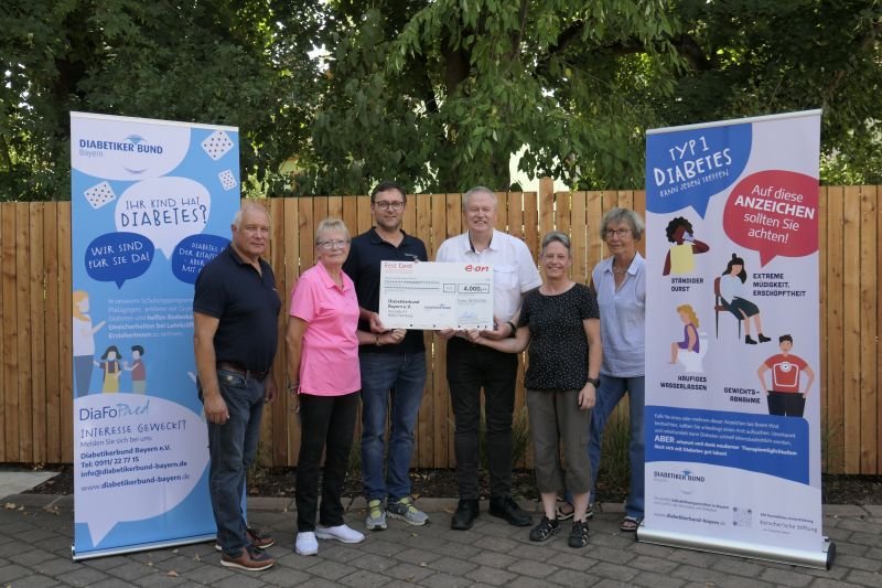 Spendenübergabe vor der Geschäftsstelle des Diabetikerbund Bayern - v.li.: Christian Bickel, Erna Grell (Besitzerin), Thomas Polzmacher, Dieter Meier (Vorstandsvorsitzender), Marion Köstlmeier (stellv. Vorstandsvorsitzende) und Verena Hädrich (stellv. Vorstandsvorsitzende/Schatzmeisterin). © Amelie Wachter